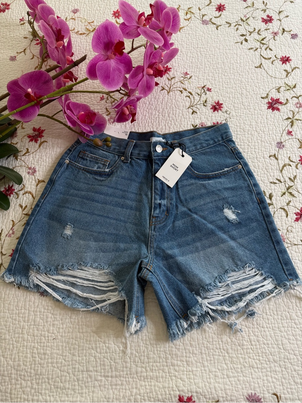 Forever 21 Women’s hight Rise Denim Mom Short Medium Denim Blue 28 distressed